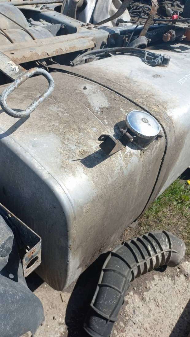 Топливный бак даф 105 850 литров. Сколько литров бак на даф xf95 2003 года. Топливный бак даф 105 850 литров. Баки даф 95. Баки даф 95.